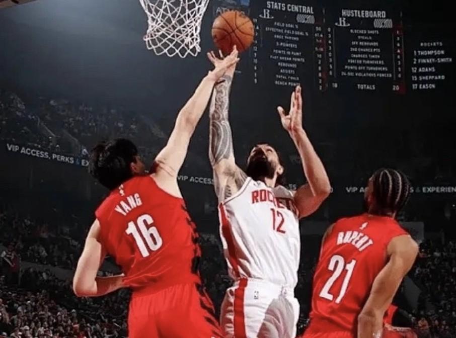 杨瀚森谈与亚当斯对位：我哥实在太有劲，一只手推我就动不了了