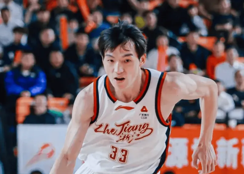 吴前半场投篮3中2,三分2中1得到5分1篮板1助攻